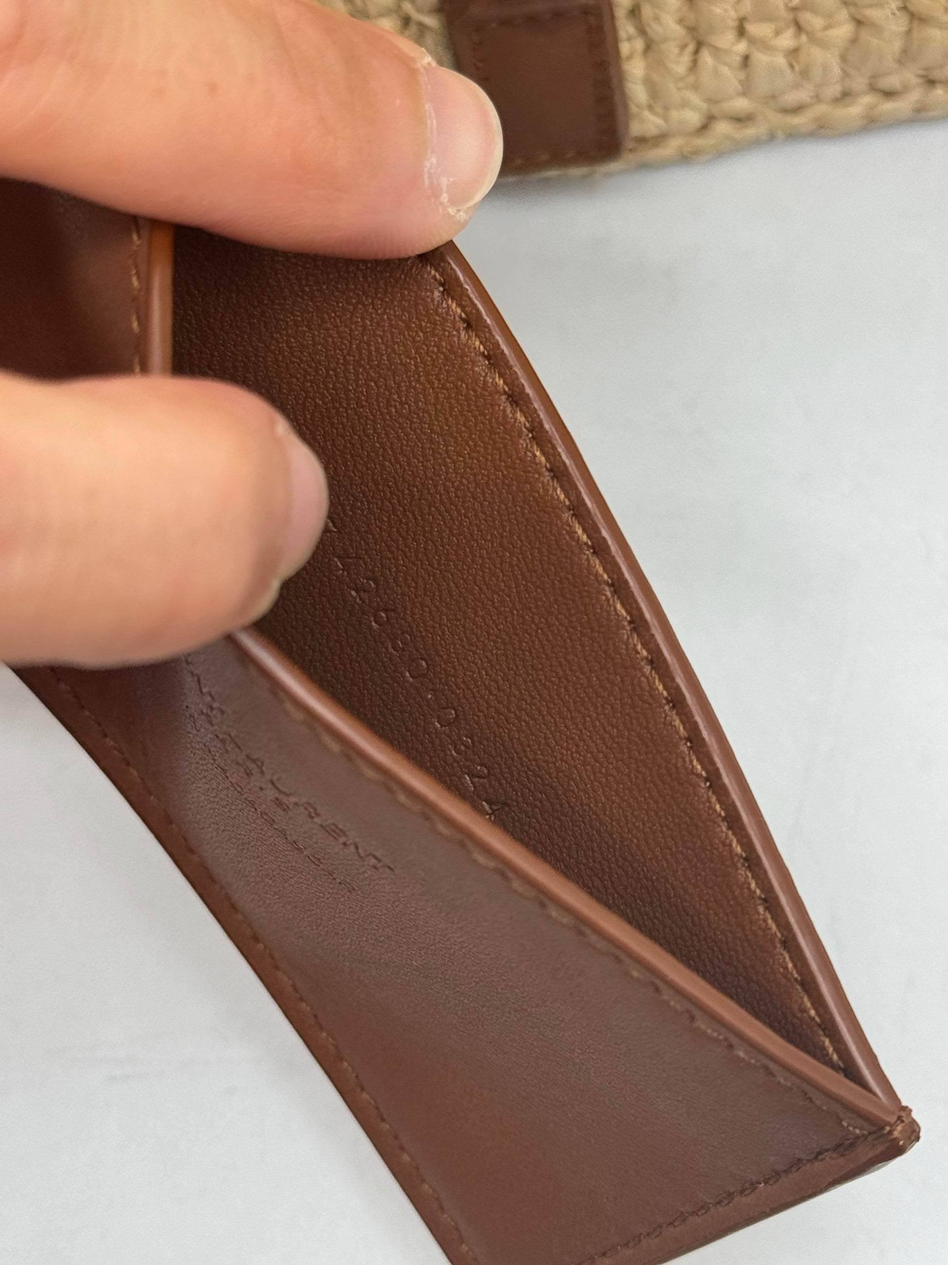 Dettaglio interno della pochette in pelle color cuoio Borse Vintage con logo Saint Laurent impresso