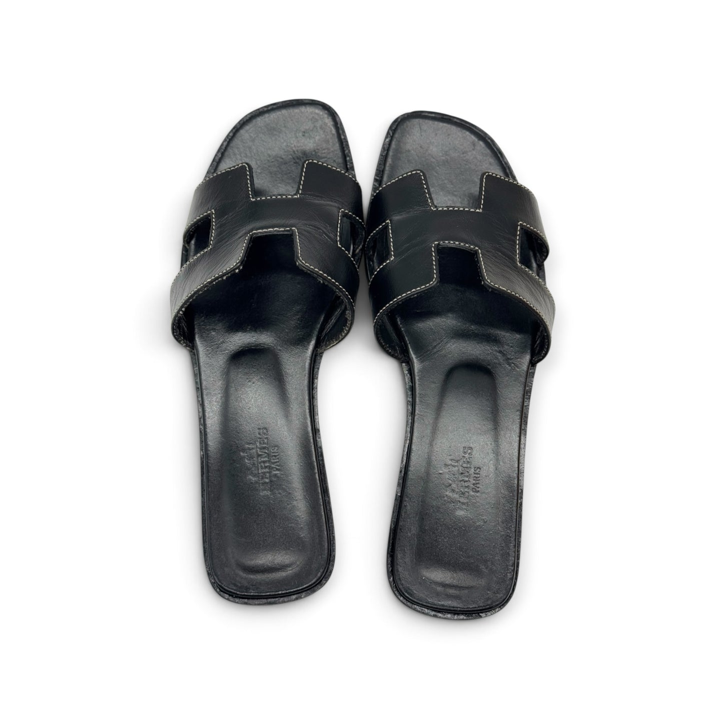 Sandali bassi Borse Vintage in pelle nera con iconico design a H e cuciture a contrasto, vista dall'alto.