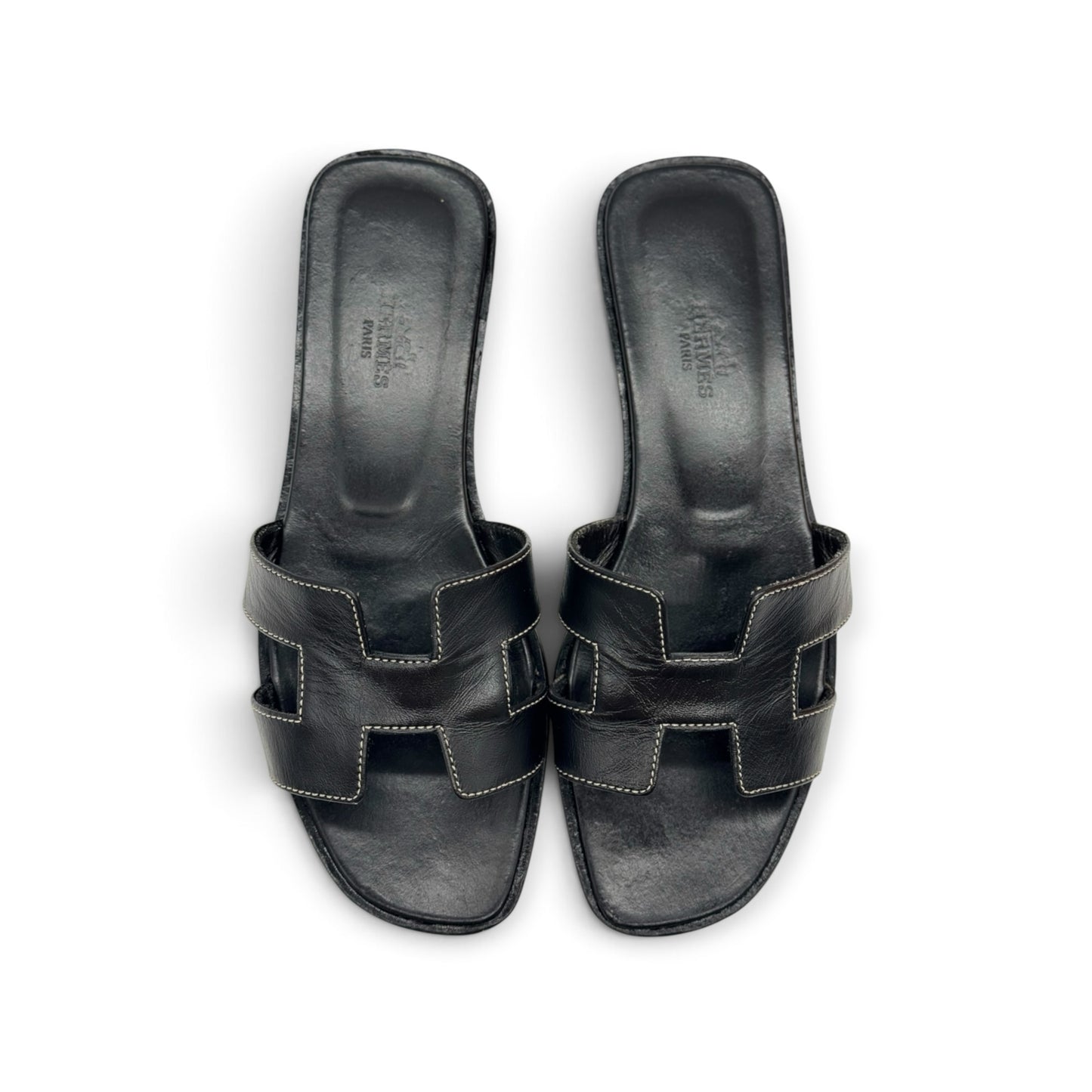 Sandali bassi Borse Vintage in pelle nera con iconico design a H e cuciture a contrasto, vista dall'alto.