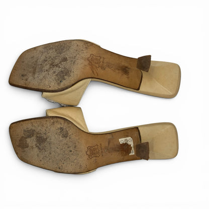 Suole dei sandali mules FENDI color crema con tacco a rocchetto e punta squadrata, vista dal basso