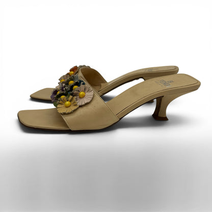 Sandali mules Borse Vintage Fendi in pelle color crema con punta squadrata, tacco a rocchetto e fiori decorativi.
