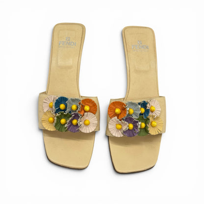 Sandali mules Borse Vintage Fendi in pelle color crema con punta squadrata e decorazioni floreali multicolore