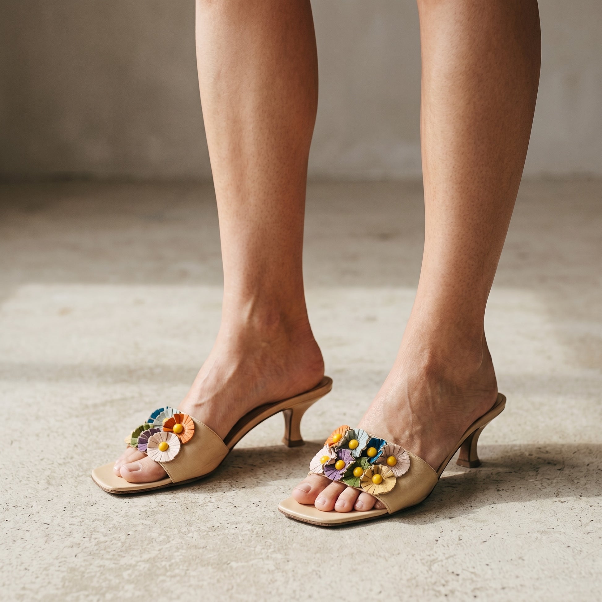 Sandali mules Borse Vintage Fendi in pelle color crema con tacco a rocchetto e decorazioni floreali multicolore