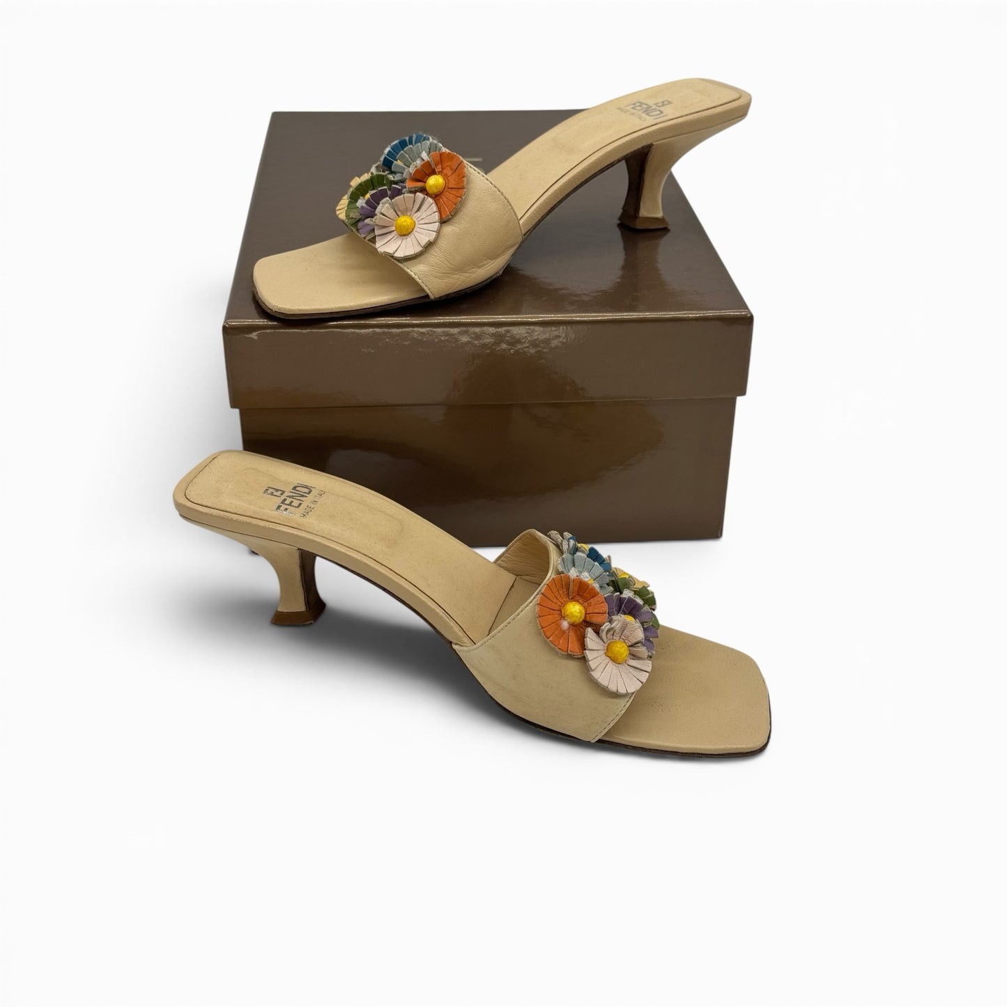 Sandali mules Borse Vintage Fendi in pelle color crema con punta squadrata, tacco a rocchetto e fiori multicolore.