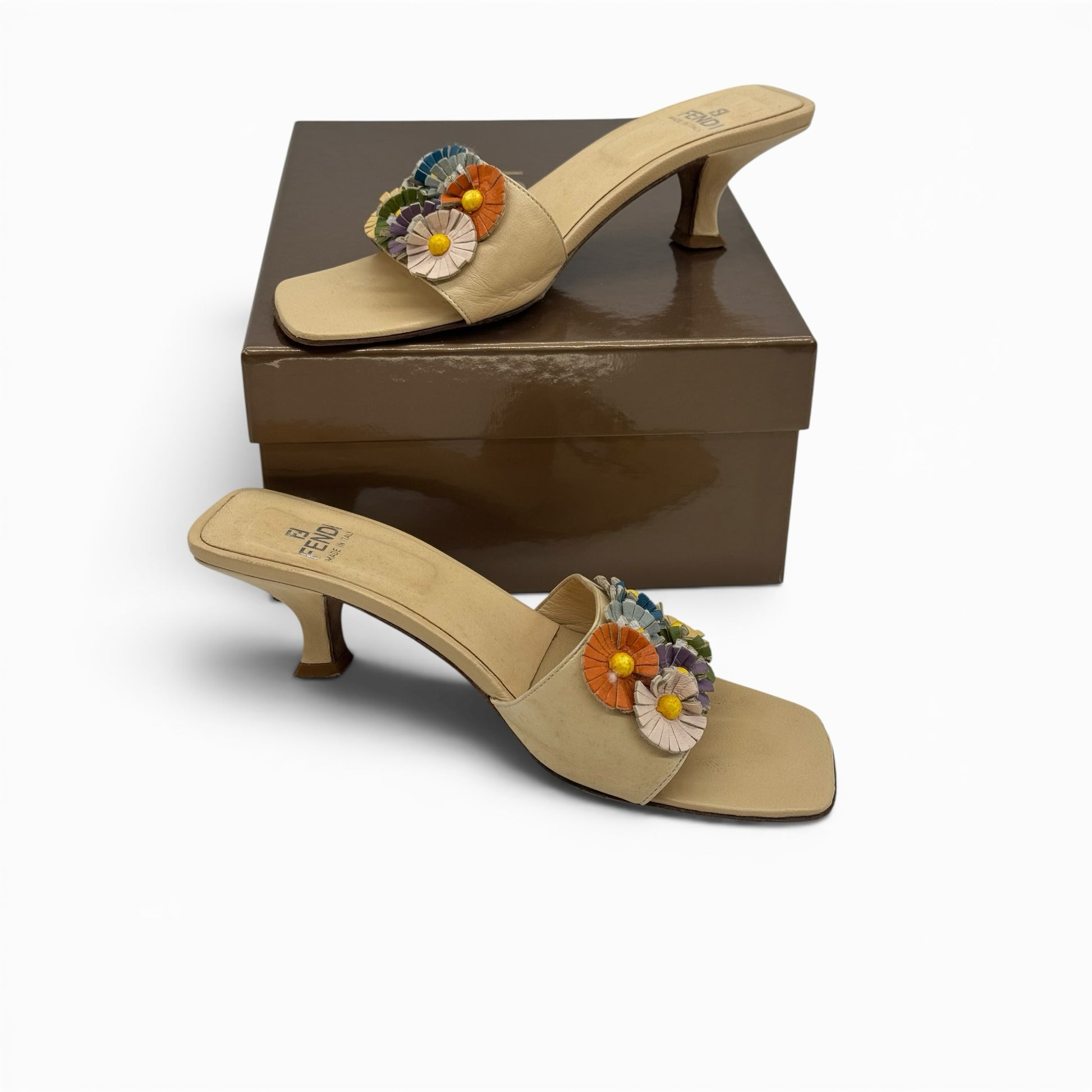Sandali mules Borse Vintage Fendi in pelle color crema con punta squadrata, tacco a rocchetto e fiori multicolore.