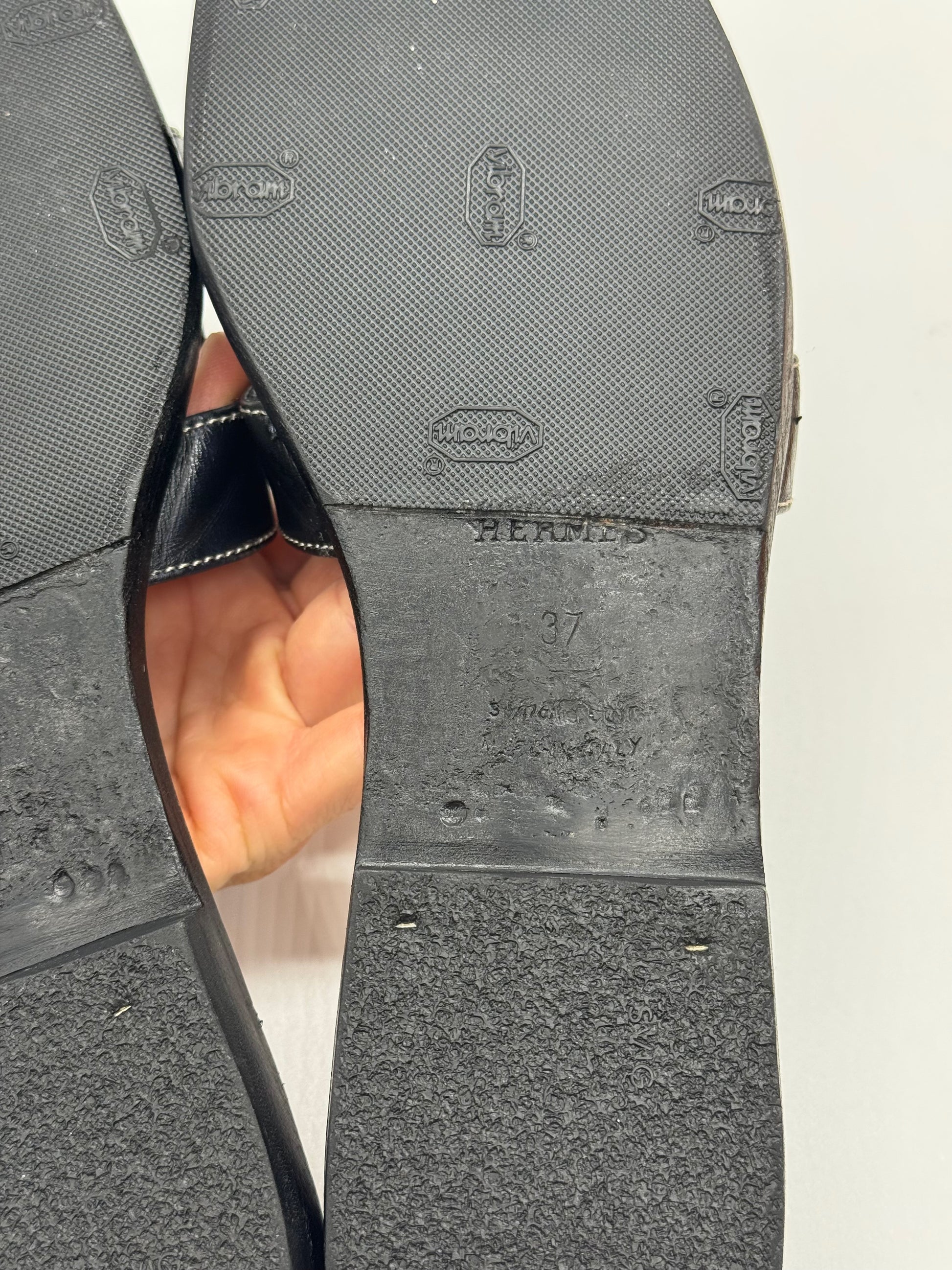Suola in gomma Vibram nera di sandali Borse Vintage Hermes con logo inciso e taglia 37