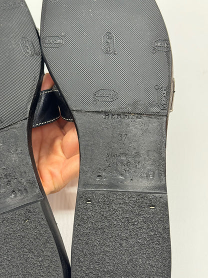 Suola in gomma Vibram nera di sandali Borse Vintage Hermes con logo inciso e taglia 37
