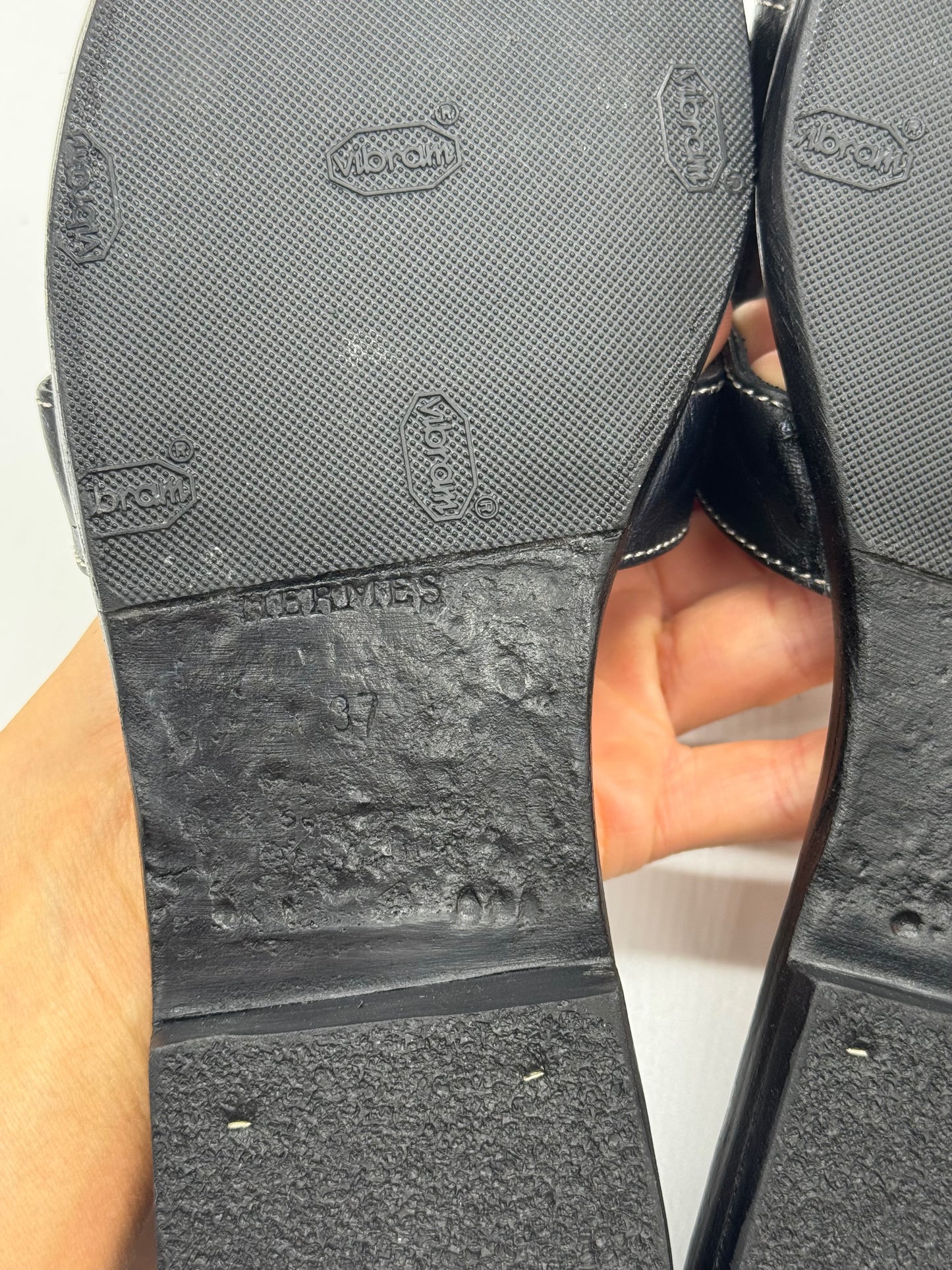Suola in gomma Vibram nera dei sandali bassi Hermes di Borse Vintage con logo impresso e taglia 37