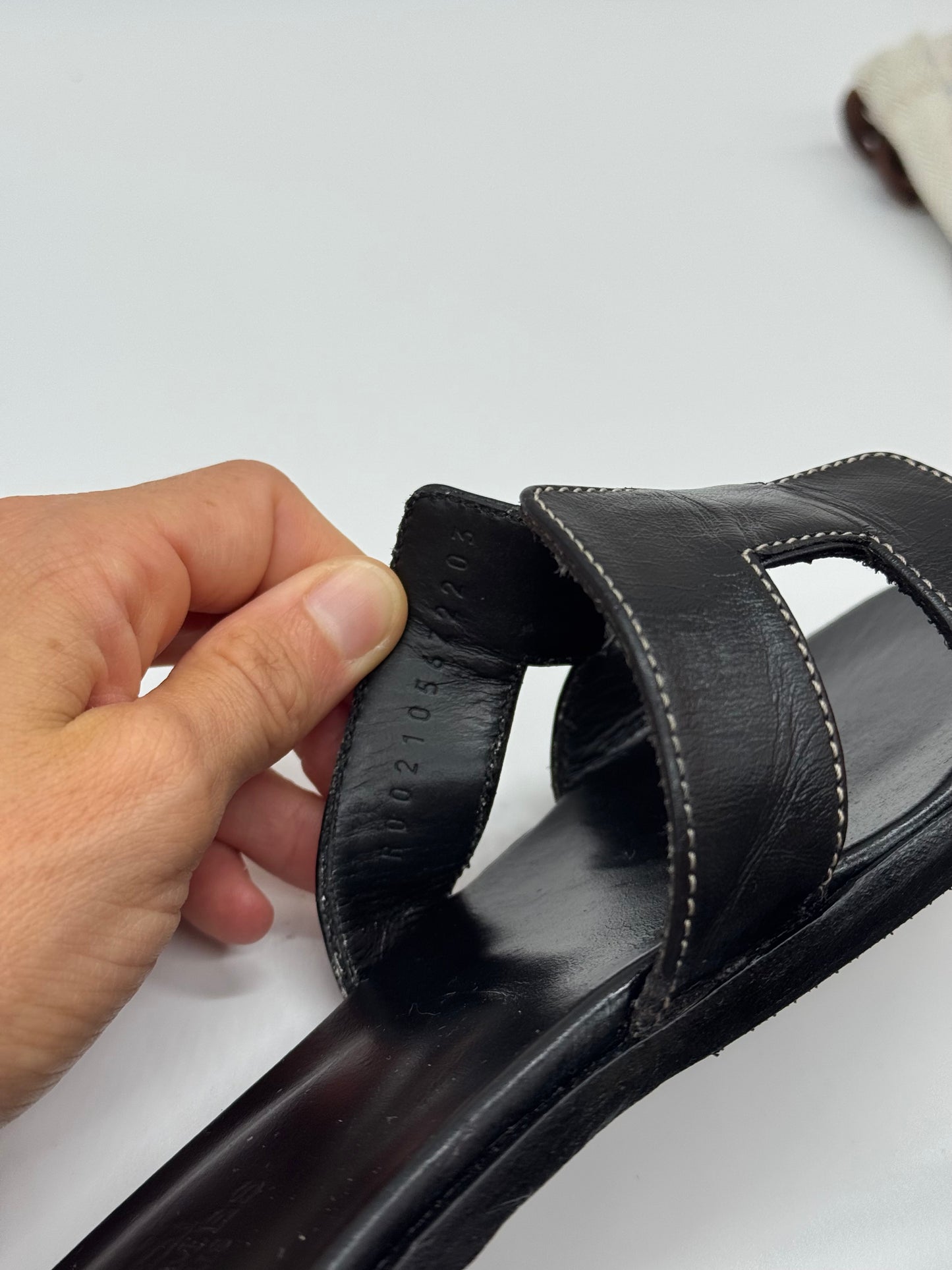 Sandali bassi Borse Vintage in pelle nera con dettaglio a H e codice di autenticità impresso sulla tomaia interna