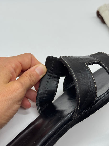 Sandali bassi Borse Vintage in pelle nera con dettaglio a H e codice di autenticità impresso sulla tomaia interna