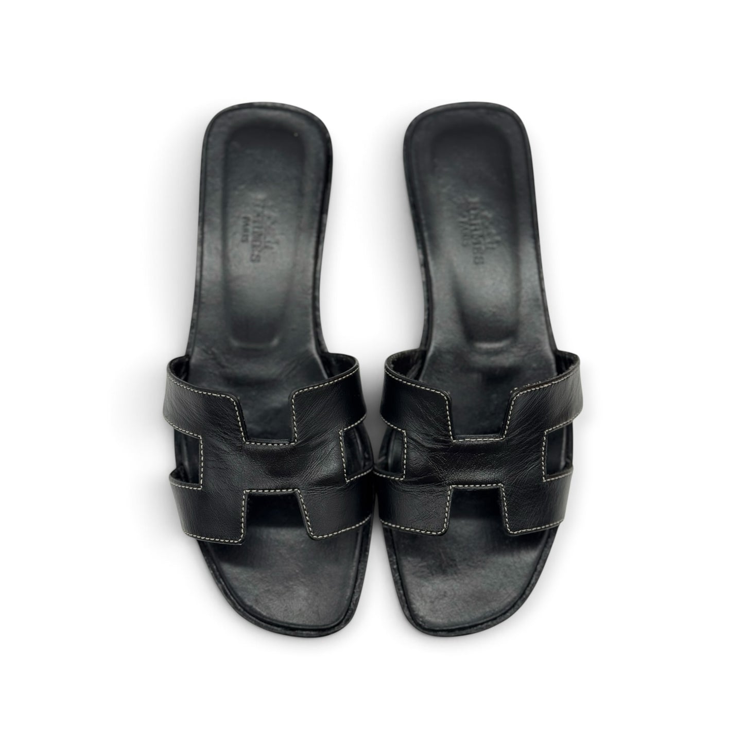 Sandali flat Borse Vintage in pelle nera con iconico design a H e cuciture a contrasto, vista dall'alto.