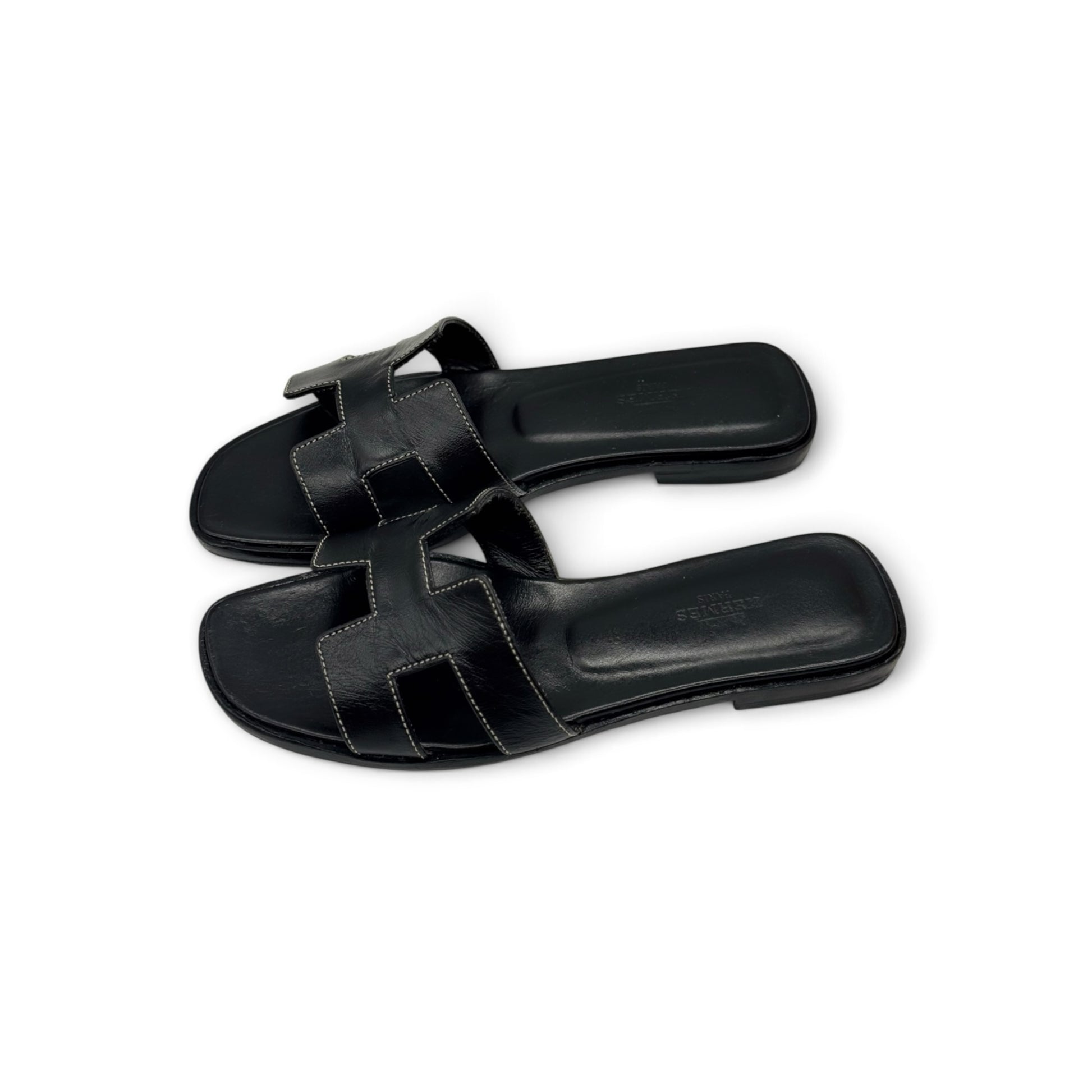 Sandali flat Borse Vintage in pelle nera con iconico design a H e cuciture a contrasto, stile elegante e minimalista.