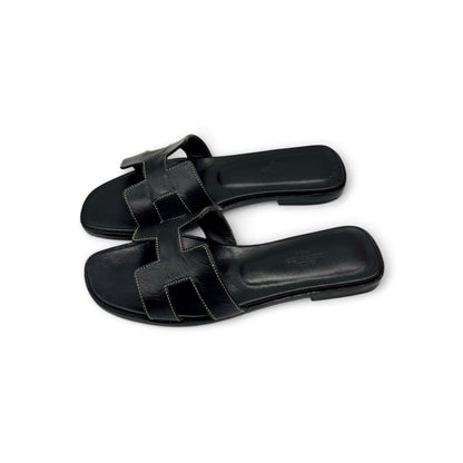 Sandali flat Borse Vintage in pelle nera con iconico design a H e cuciture a contrasto, stile elegante e minimalista.