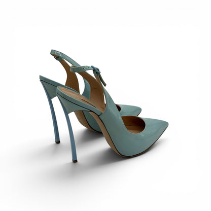 Décolleté slingback Borse Vintage in pelle verniciata azzurro pastello con tacco a spillo e punta affusolata.