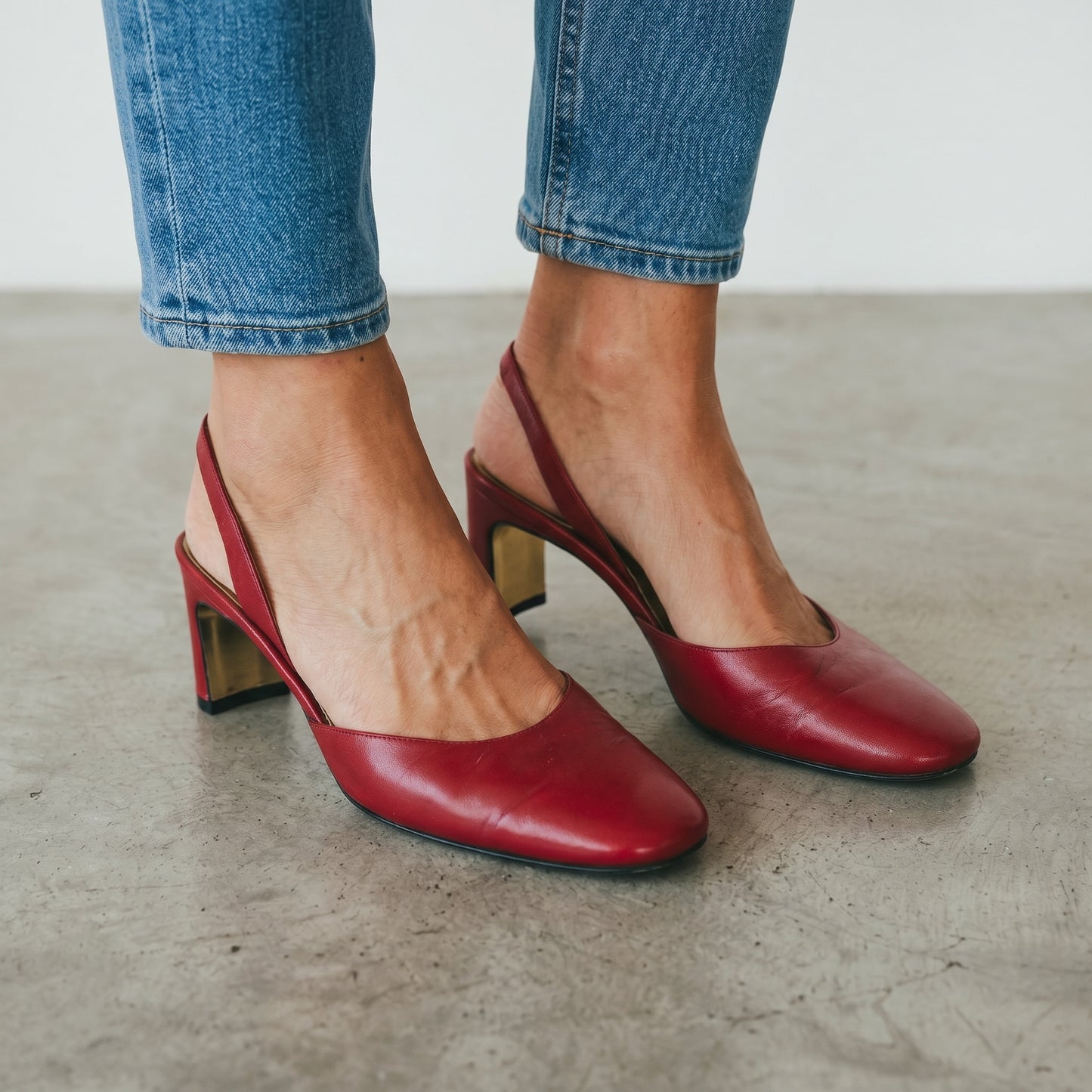 Slingback Borse Vintage Yves Saint Laurent in pelle rossa con tacco a blocco indossate con jeans