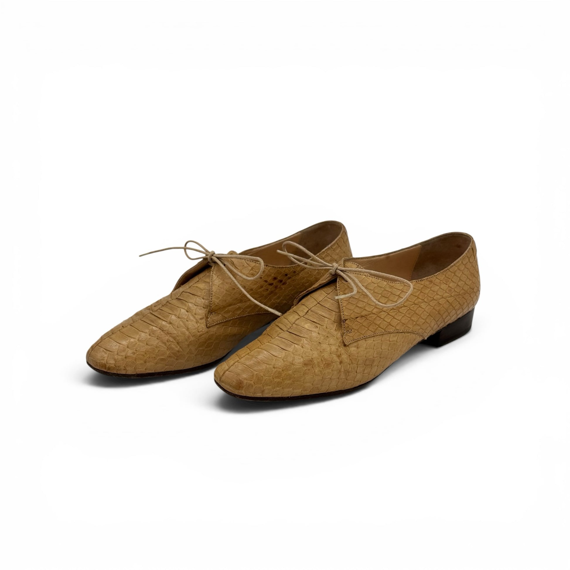 Stringate Borse Vintage Prada in pelle beige con lavorazione effetto squamato e punta squadrata