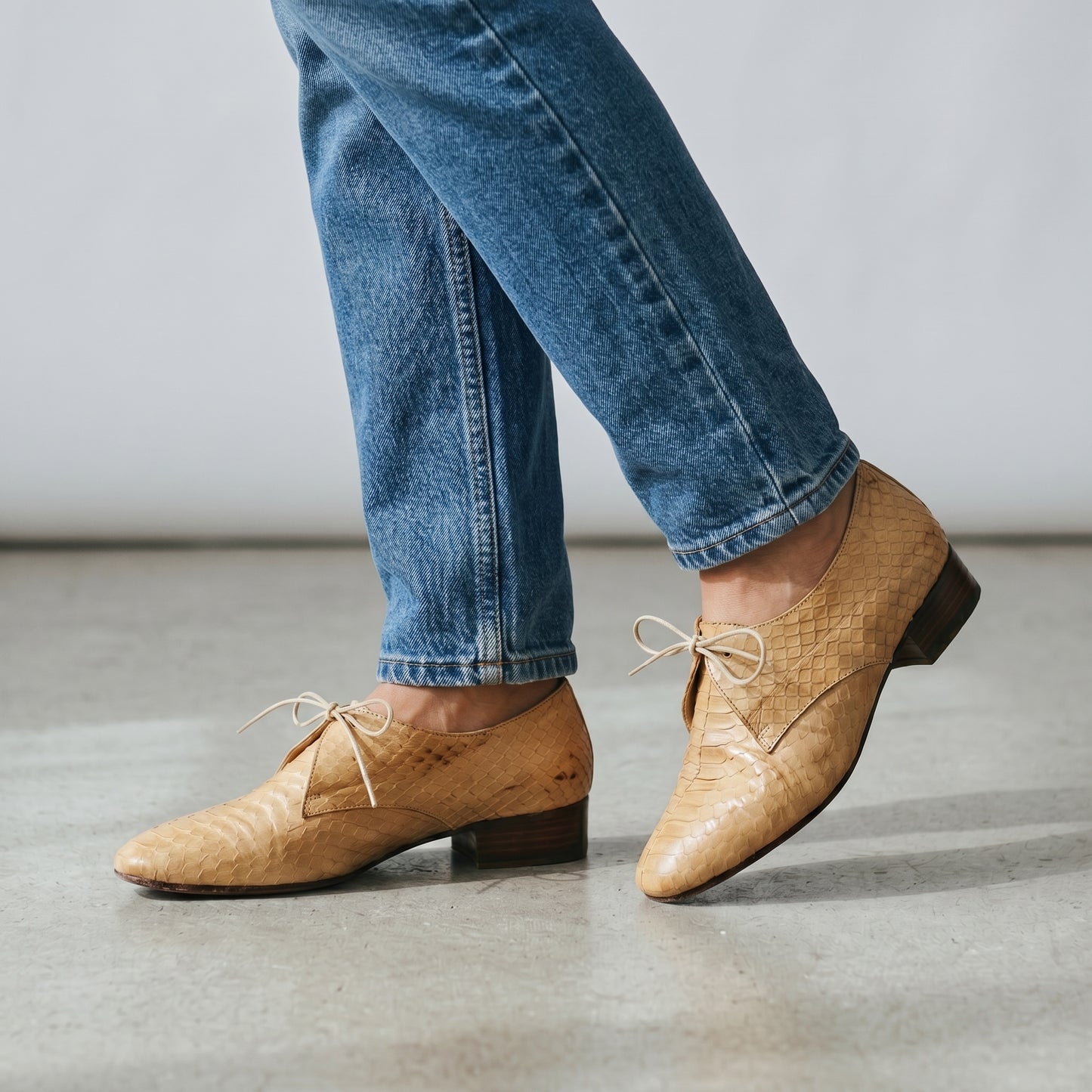 Stringate Prada in pelle esotica color beige con lavorazione effetto squamato, indossate con jeans da Borse Vintage