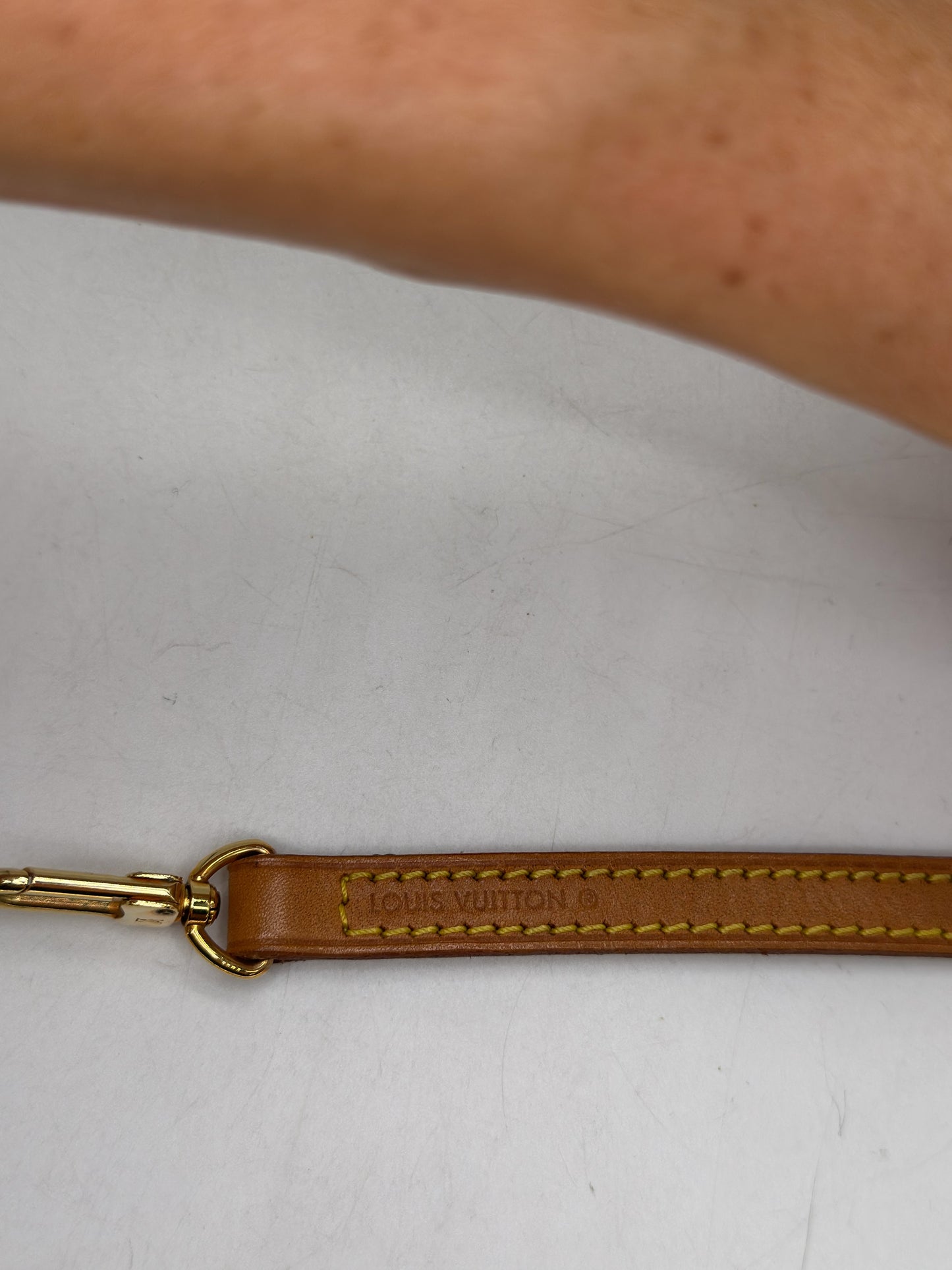 Tracolla Borse Vintage Louis Vuitton in pelle color cuoio con cuciture a contrasto e moschettone in metallo dorato
