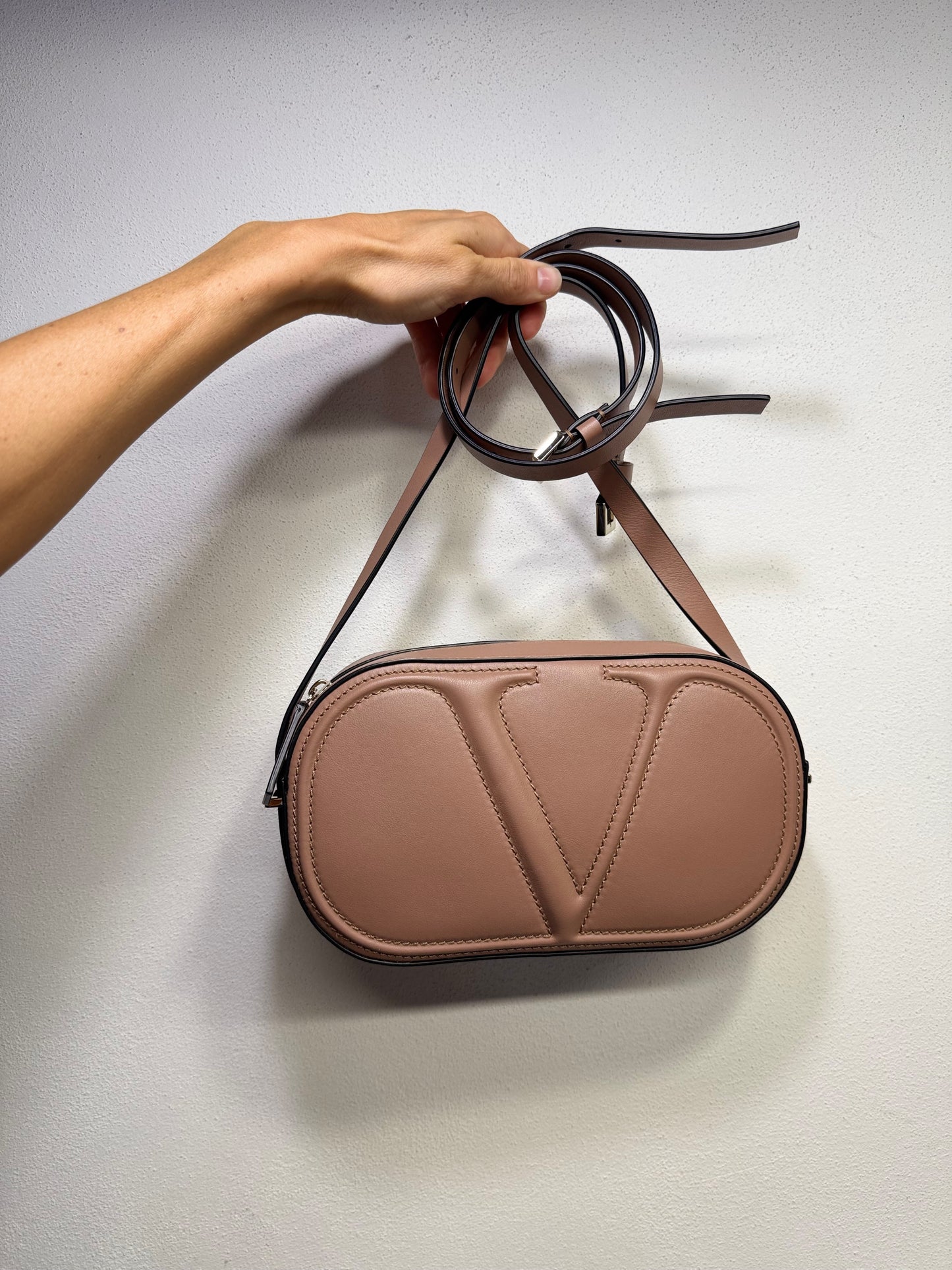 Borsa a tracolla Borse Vintage Valentino Garavani in pelle color nude con logo V in rilievo e tracolla regolabile