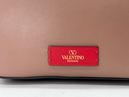 Dettaglio borsa a tracolla Borse Vintage Valentino Garavani in pelle nude con etichetta rossa e logo dorato