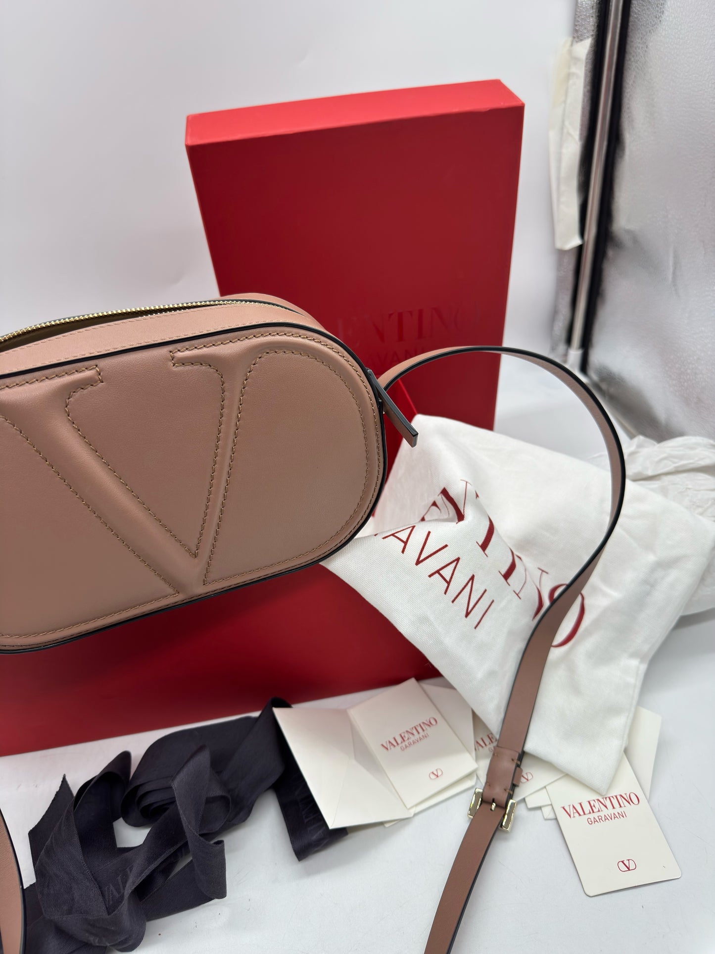 Borsa a tracolla Borse Vintage Valentino Garavani in pelle color nude con logo V in rilievo e scatola rossa
