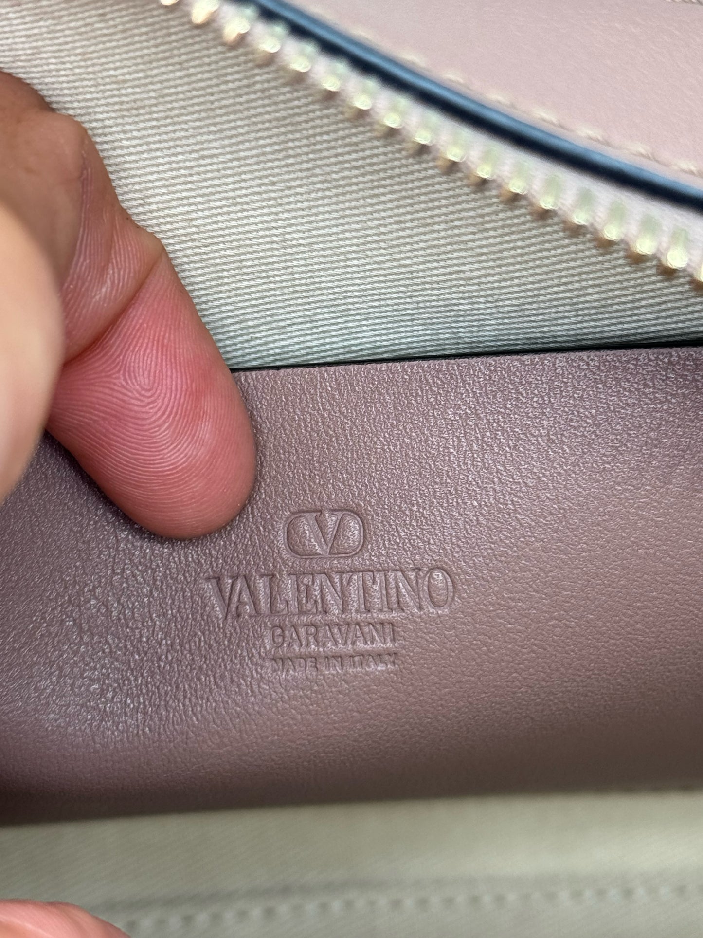 Dettaglio interno della borsa a tracolla Borse Vintage Valentino Garavani in pelle nude con logo impresso