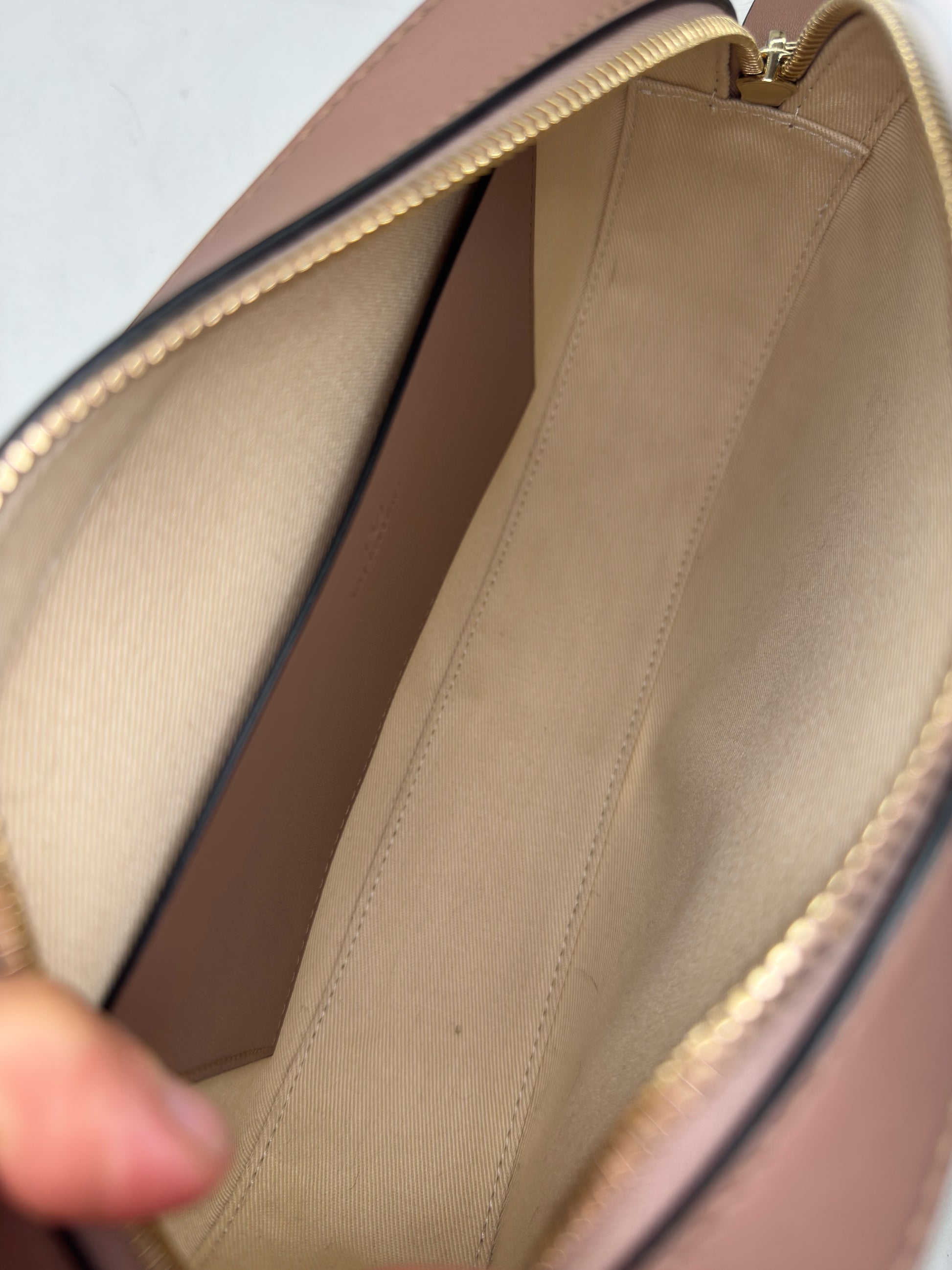 Interno foderato in tessuto beige della borsa a tracolla Borse Vintage Valentino Garavani in pelle color nude