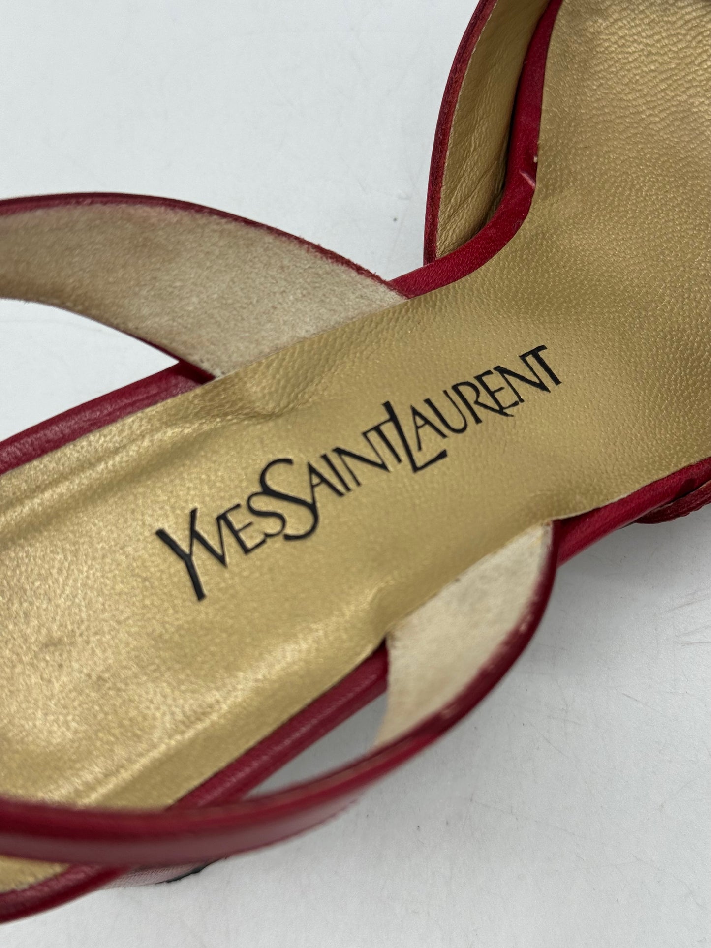 Dettaglio interno di una scarpa slingback Borse Vintage Yves Saint Laurent in pelle rossa con logo dorato
