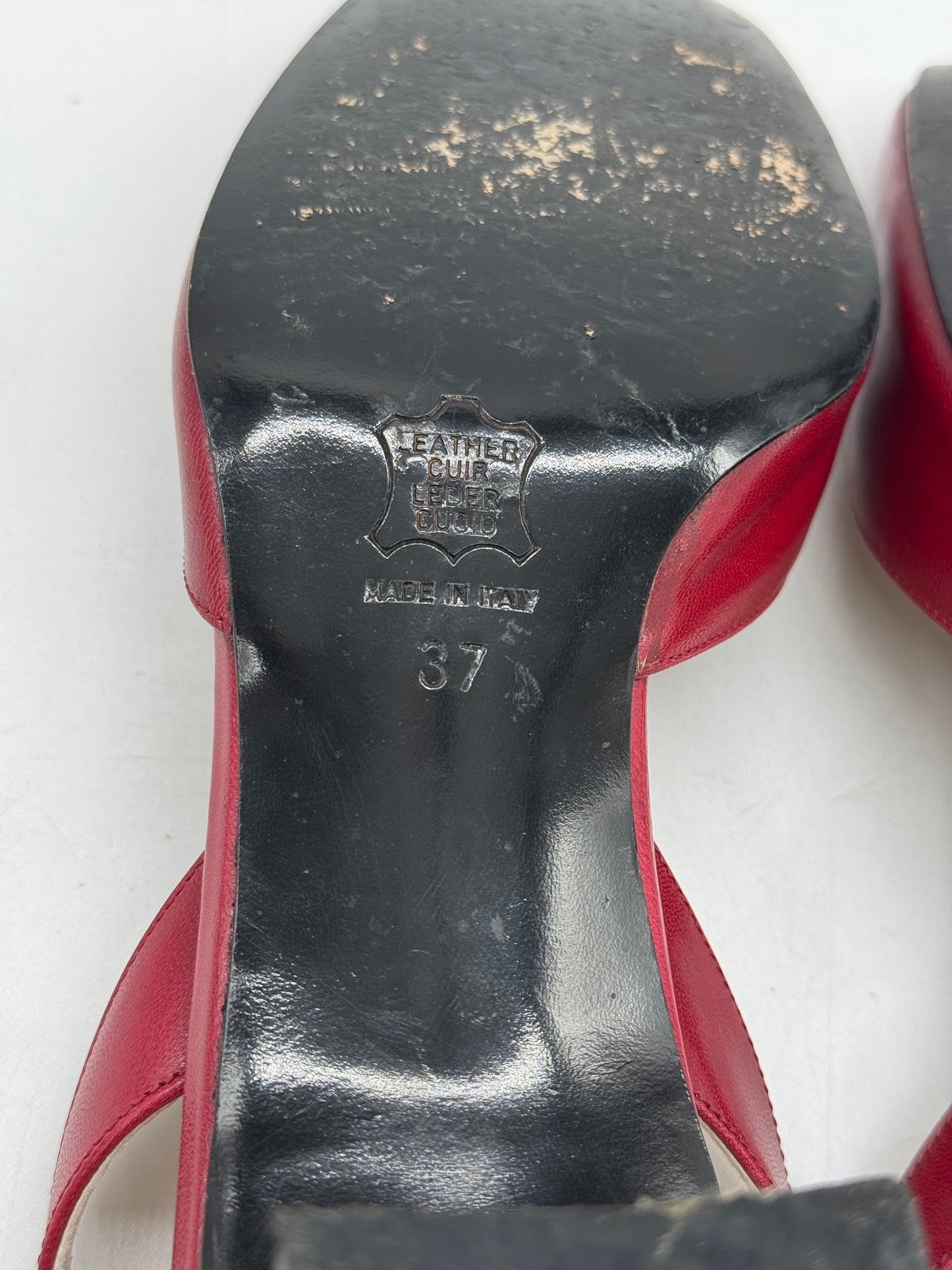 Dettaglio della suola in pelle rossa delle slingback Borse Vintage Yves Saint Laurent con indicazione taglia 37