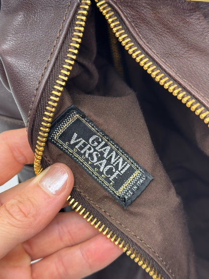 Etichetta interna in tessuto con logo Borse Vintage Gianni Versace su zaino in pelle marrone con zip dorata