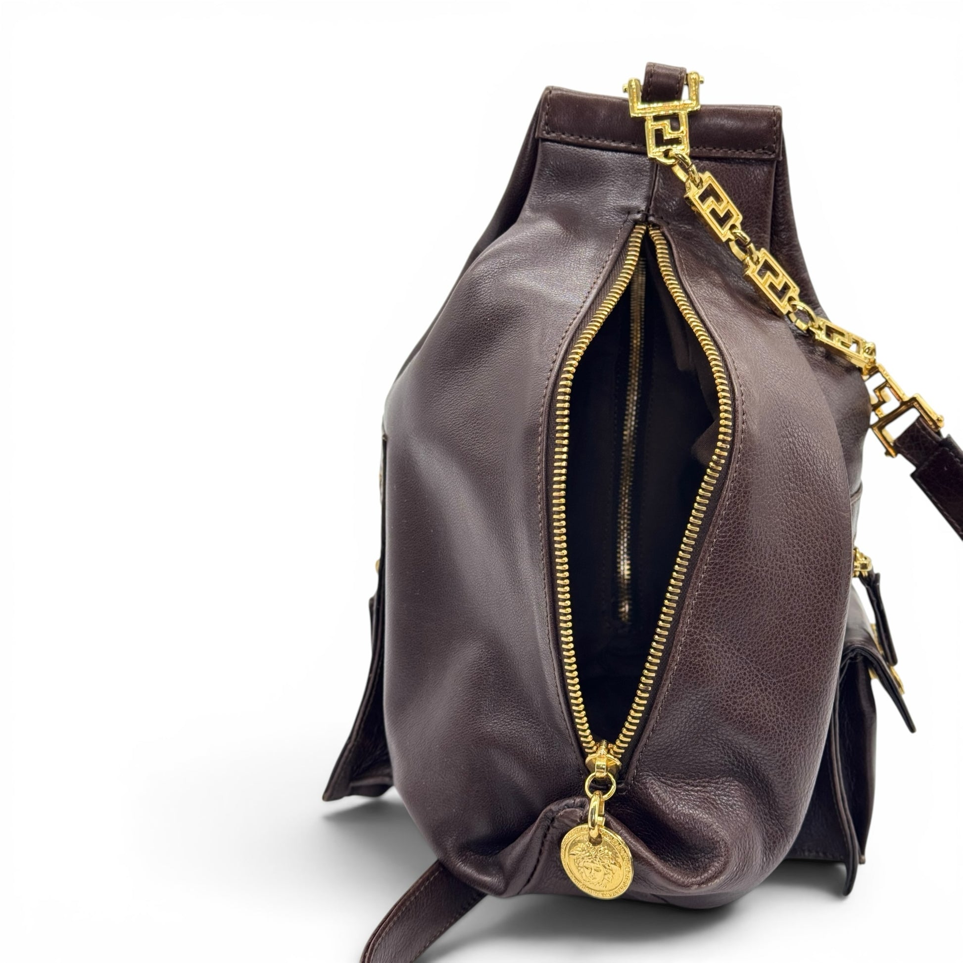 Zaino Borse Vintage Gianni Versace in pelle marrone scuro con dettagli metallici dorati e ciondolo Medusa