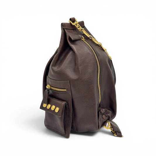 Zaino Borse Vintage Gianni Versace in pelle marrone scuro con dettagli dorati, tasca frontale e tracolla a catena.